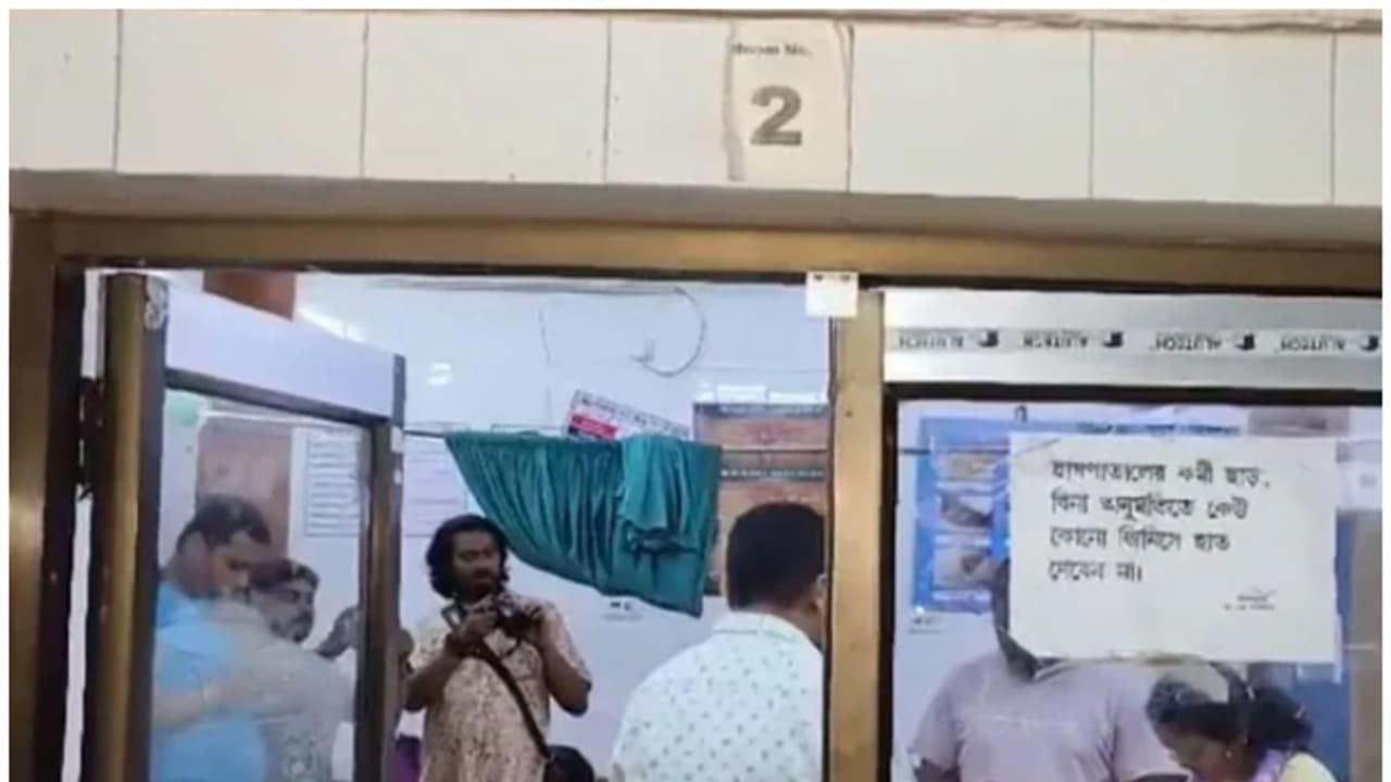 അർദ്ധരാത്രി വീട്ടുകാർ ആശുപത്രിയിൽ കൊണ്ടുവന്ന യുവാവ് ഡ്രിപ്പ് ഇടുന്നതിനിടെ നഴ്സിനെ കടന്നുപിടിച്ചു അർദ്ധരാത്രി വീട്ടുകാർ ആശുപത്രിയിൽ കൊണ്ടുവന്ന യുവാവ് ഡ്രിപ്പ് ഇടുന്നതിനിടെ നഴ്സിനെ കടന്നുപിടിച്ചു