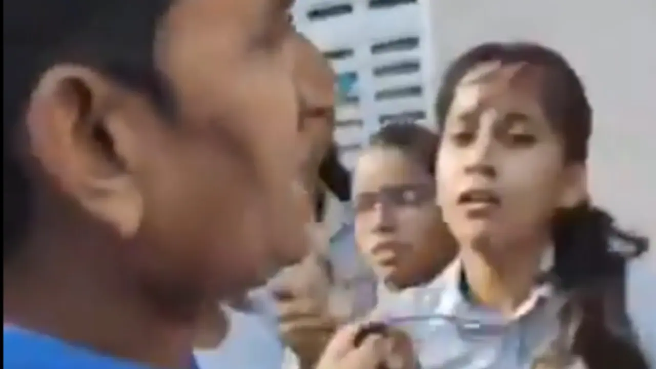  Group Of Girl Beat mobile Shopkeeper 