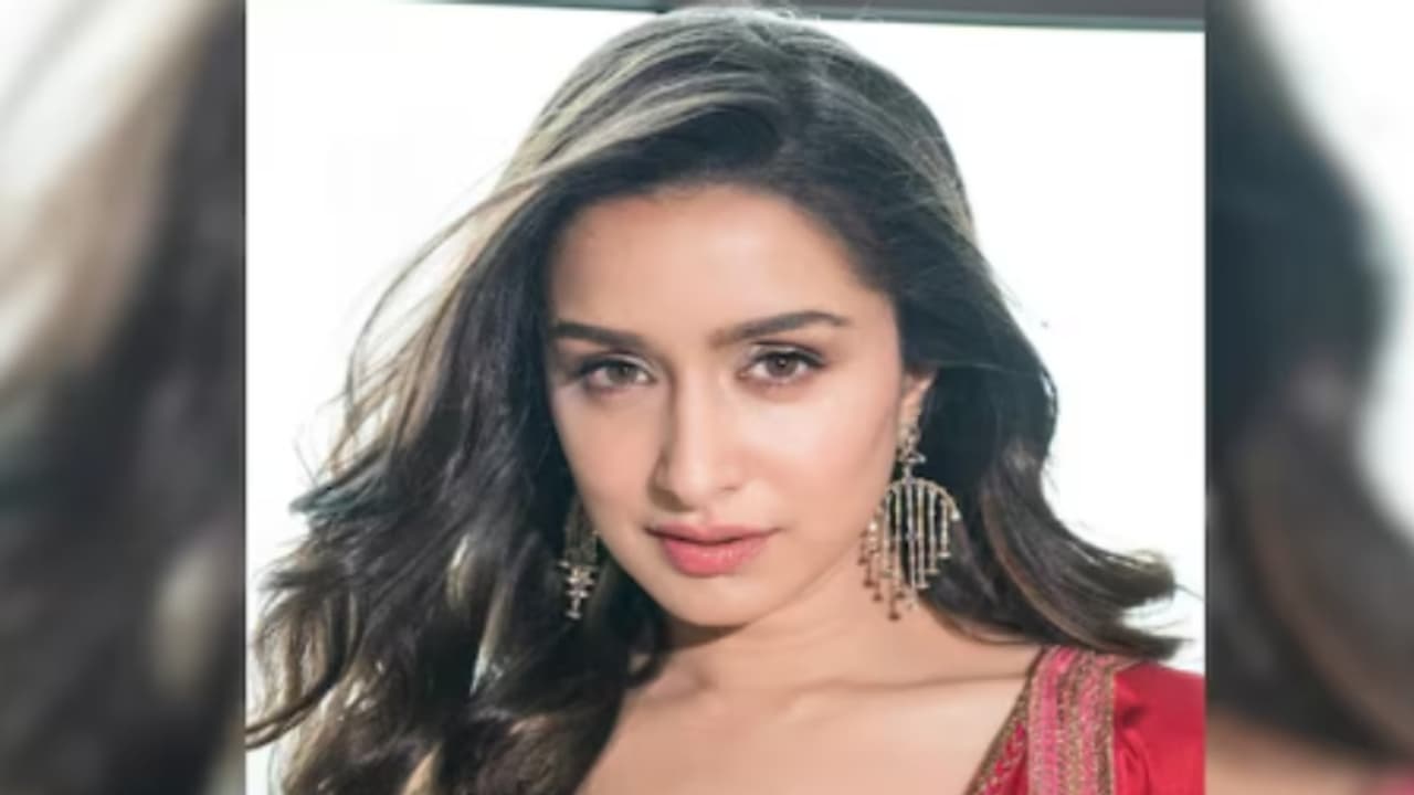 ആധാര്‍ കാര്‍ഡില്‍ കാണാനെങ്ങനെയുണ്ടെന്ന് ആരാധകന്റെ ചോദ്യം, തകര്‍പ്പൻ മറുപടിയുമായി സൂപ്പര്‍ഹിറ്റ് നായിക