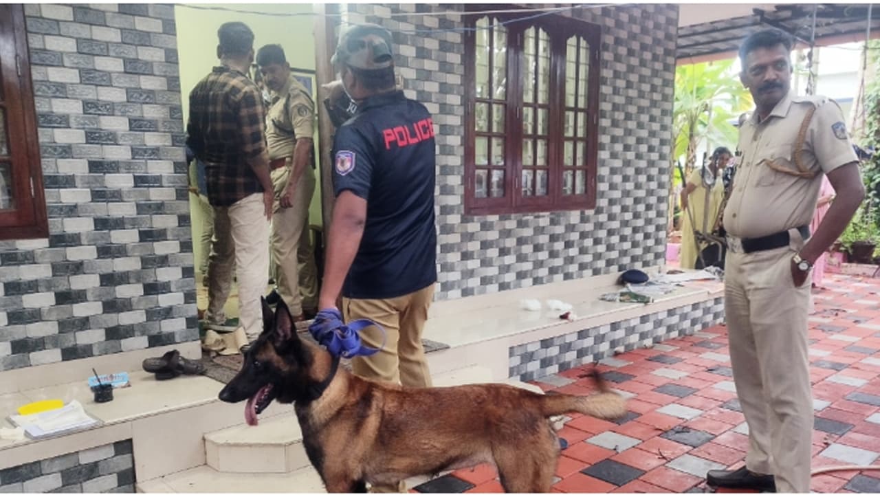 വീടിനോട് ചേർന്ന് കട, അതിരാവിലെ ബെല്ലടിച്ചു; അത്യാവശ്യമെന്ന് കരുതി വാതിൽ തുറന്നതും കുത്തി വീഴ്ത്തി, മാല കവർന്നു