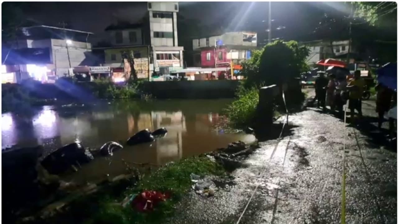 പിറകിലേക്ക് എടുക്കവേ നിയന്ത്രണം വിട്ട് മതിൽ തകർത്ത് ലോറി കുളത്തിലേക്ക് വീണു, ഡ്രൈവറെ രക്ഷപ്പെടുത്തി പിറകിലേക്ക് എടുക്കവേ നിയന്ത്രണം വിട്ട് മതിൽ തകർത്ത് ലോറി കുളത്തിലേക്ക് വീണു, ഡ്രൈവറെ രക്ഷപ്പെടുത്തി