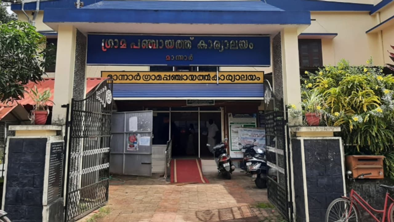 മൂന്നര വർഷം കൊണ്ട് മാന്നാർ പഞ്ചായത്തിൽ വന്നുപോയത് 7 സെക്രട്ടറിമാർ; റോഡ് നിർമാണം ഉൾപ്പെടെ പദ്ധതികൾ അവതാളത്തിൽ മൂന്നര വർഷം കൊണ്ട് മാന്നാർ പഞ്ചായത്തിൽ വന്നുപോയത് 7 സെക്രട്ടറിമാർ; റോഡ് നിർമാണം ഉൾപ്പെടെ പദ്ധതികൾ അവതാളത്തിൽ