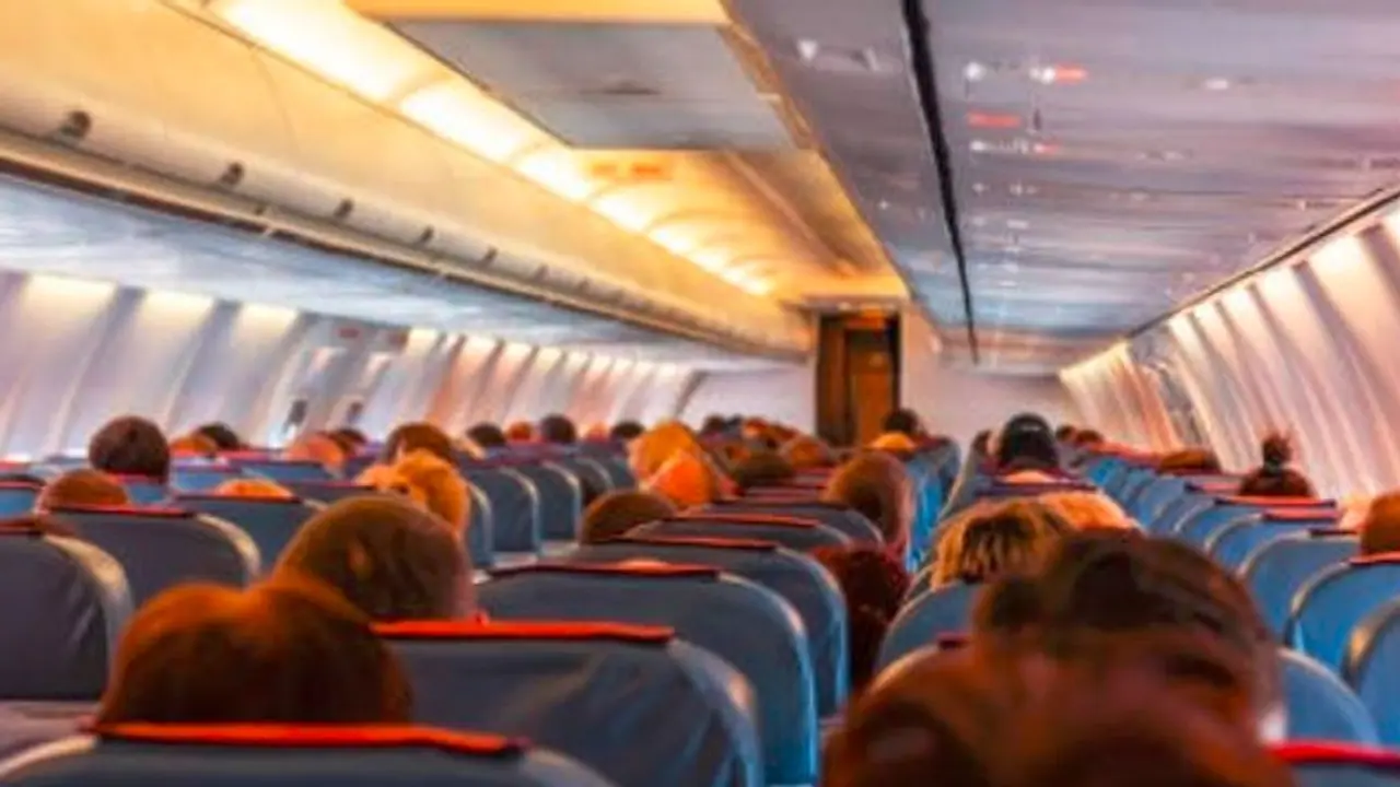 ವಿಮಾನದಲ್ಲಿ ಅಳುತ್ತಿದ್ದ ಮಗುವಿಗೆ ಬುದ್ಧಿ ಕಲಿಸಲು ಟಾಯ್ಲೆಟ್‌ಗೆ ಹಾಕಿ ಲಾಕ್ ಮಾಡಿದ ಮಹಿಳೆ