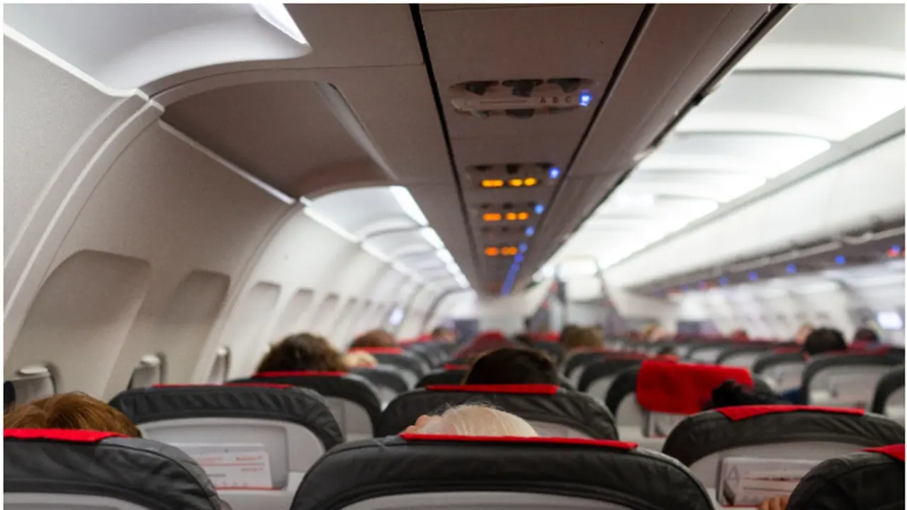 സീറ്റ് ചരിച്ച് വെയ്ക്കുന്നതിനെച്ചൊല്ലി വിമാനത്തിനകത്ത് തെറി വിളിയും കൈയാങ്കളിയും; ദമ്പതികളെ വിലക്കി കമ്പനി