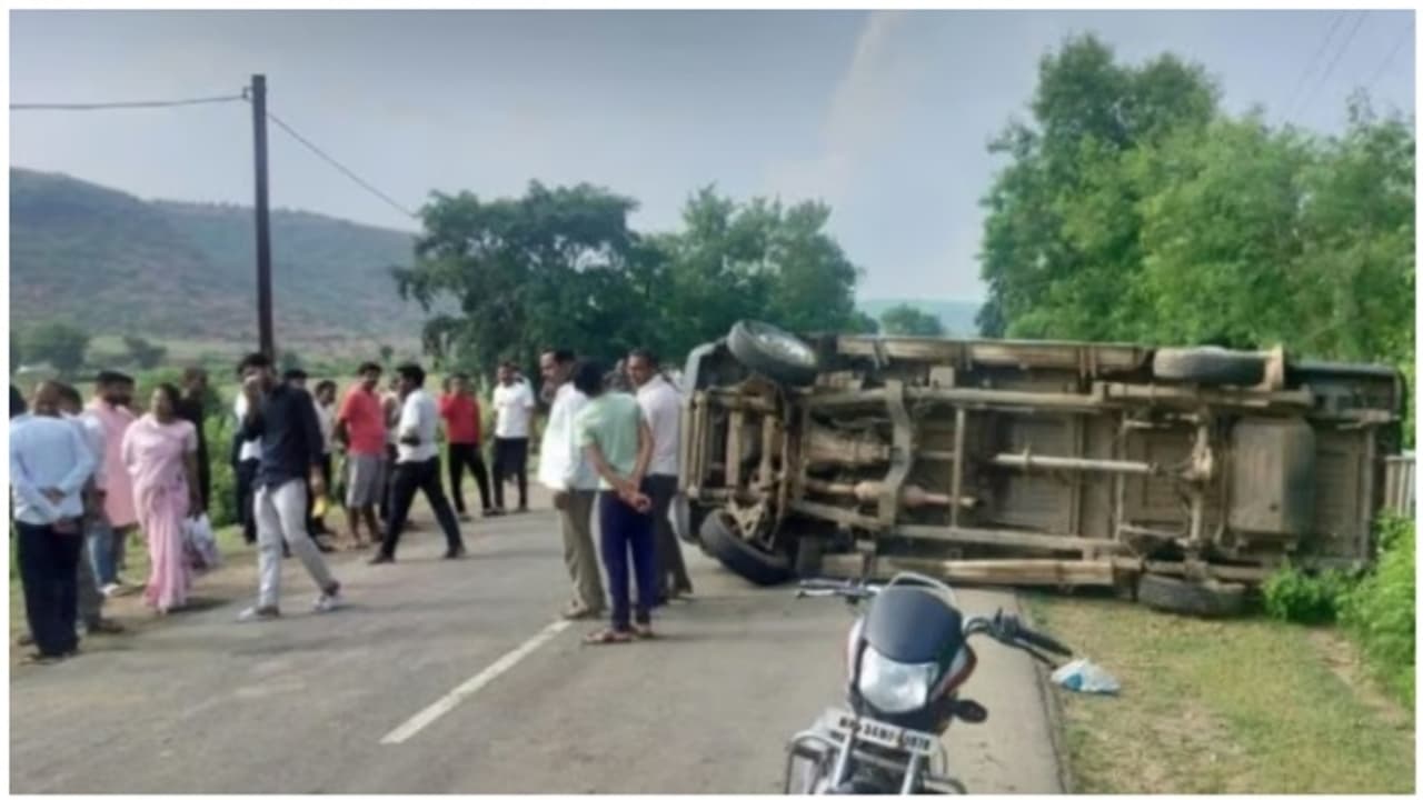 നിരവധിപ്പേർ കയറിയ ട്രാക്ടർ ട്രോളി നിയന്ത്രണംവിട്ട് മറിഞ്ഞ് നാല് പേർ മരിച്ചു, 20 പേർക്ക് പരിക്ക്