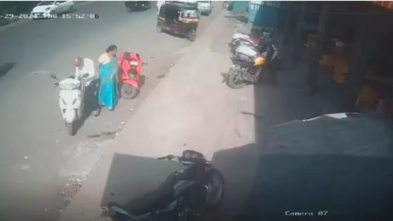 ವಡಾಪಾವ್‌ ತಿನ್ನಲು ಸ್ಕೂಟಿ ನಿಲ್ಲಿಸಿದ್ದ ವೃದ್ಧ ದಂಪತಿಗೆ ಶಾಕ್: 5 ಲಕ್ಷ ಮೌಲ್ಯದ ಜ್ಯುವೆಲರಿ ಎಗರಿಸಿದ ಖದೀಮರು