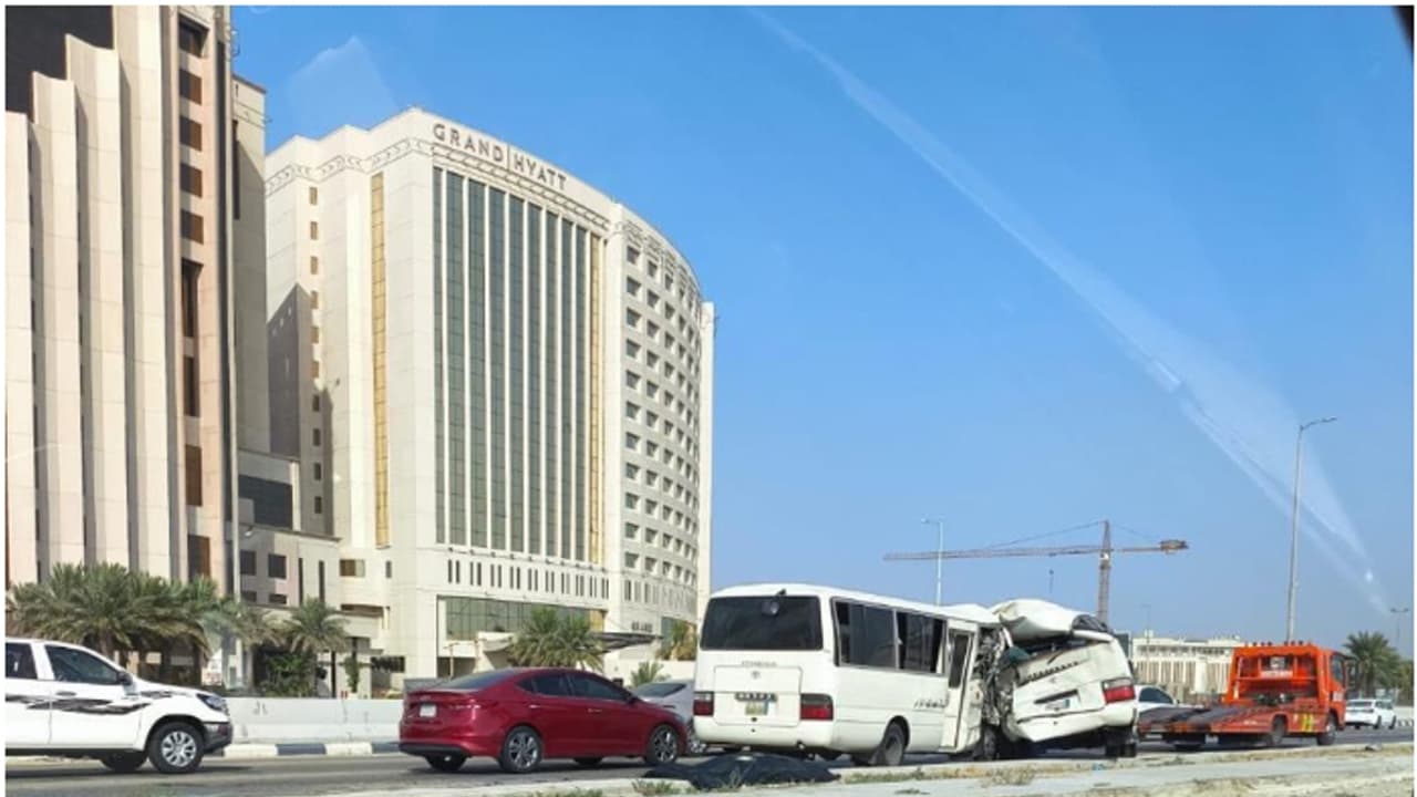 ടയർ പഞ്ചറായി; വണ്ടി നിർത്തി പരിശോധിക്കുന്നതിനിടെ പിന്നിൽ നിന്ന് വാഹനമിടിച്ച് ഇന്ത്യൻ സ്കൂൾ ബസ് ഡ്രൈവർ മരിച്ചു