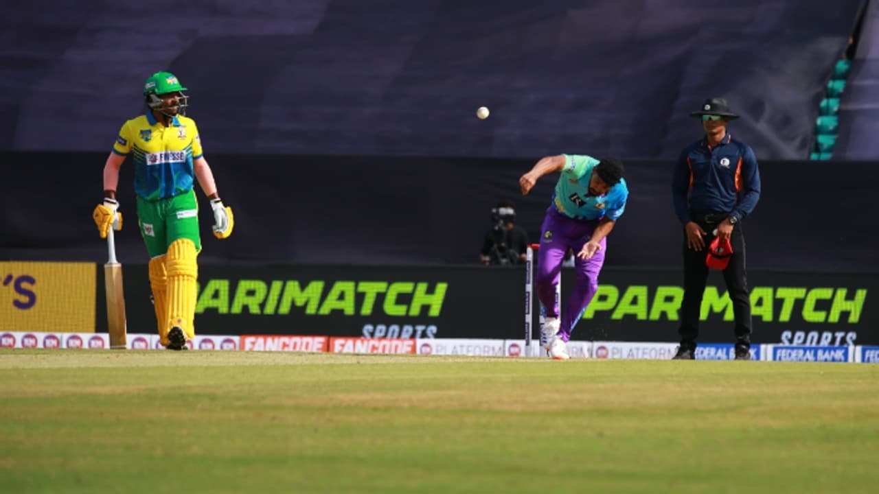 കെസിഎല്: അസറുദ്ദീന് സെഞ്ചുറി നഷ്ടം, ആദ്യജയം ആലപ്പി റിപ്പിള്സിന്; തൃശൂര് ടൈറ്റന്സ് അഞ്ച് വിക്കറ്റിന് തോറ്റു കെസിഎല്: അസറുദ്ദീന് സെഞ്ചുറി നഷ്ടം, ആദ്യജയം ആലപ്പി റിപ്പിള്സിന്; തൃശൂര് ടൈറ്റന്സ് അഞ്ച് വിക്കറ്റിന് തോറ്റു