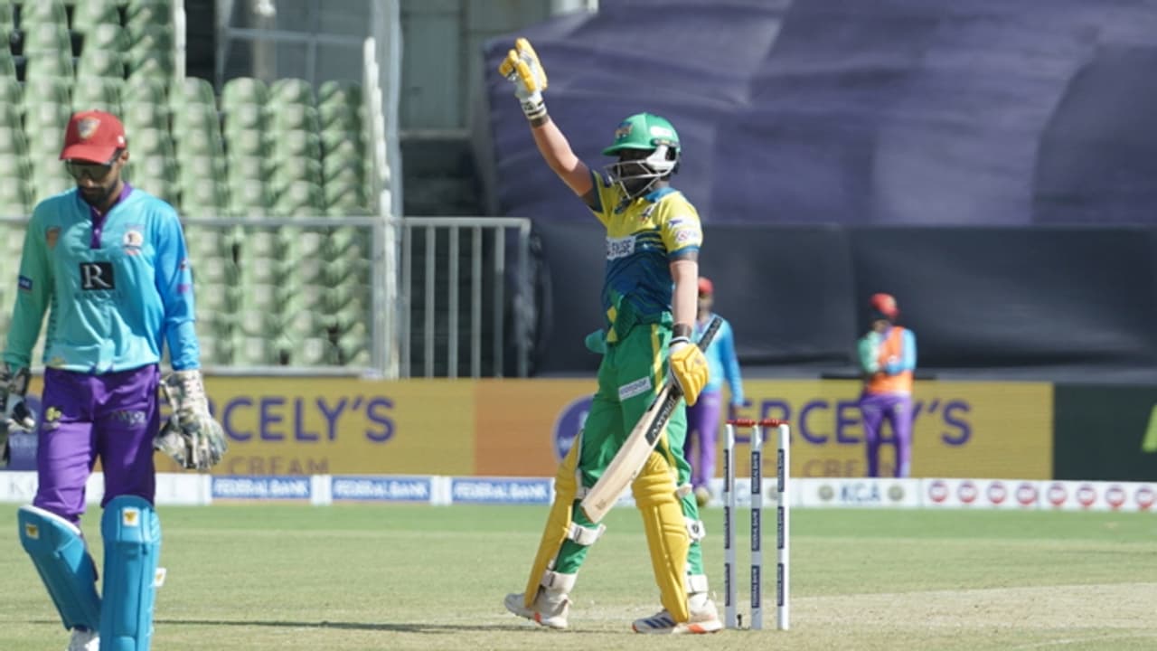 കേരള ക്രിക്കറ്റ് ലീഗിലെ ആദ്യ അര്‍ധ സെഞ്ച്വറി സ്വന്തമാക്കി തൃശൂര്‍ ടൈറ്റന്‍സിന്‍റെ അക്ഷയ് മനോഹർ