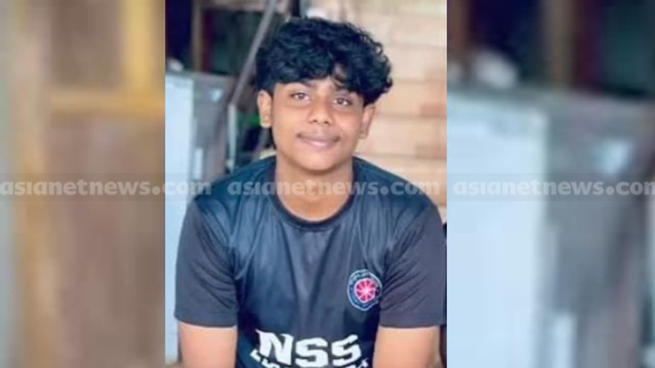 മലപ്പുറത്ത് പാമ്പ് കടിയേറ്റ് പതിനേഴുകാരന് ദാരുണാന്ത്യം മലപ്പുറത്ത് പാമ്പ് കടിയേറ്റ് പതിനേഴുകാരന് ദാരുണാന്ത്യം