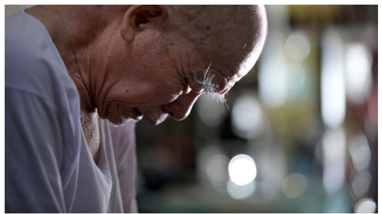 രോഗാവസ്ഥയിൽ സഹായിച്ച സഹപ്രവർത്തകന് സ്വന്തം വീട് സമ്മാനിച്ചു; പക്ഷേ, പിന്നാലെ കിട്ടിയത് എട്ടിന്റെ പണി രോഗാവസ്ഥയിൽ സഹായിച്ച സഹപ്രവർത്തകന് സ്വന്തം വീട് സമ്മാനിച്ചു; പക്ഷേ, പിന്നാലെ കിട്ടിയത് എട്ടിന്റെ പണി