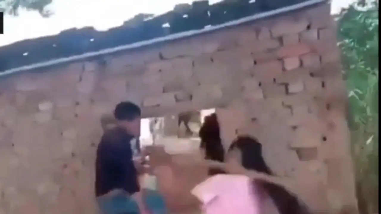 Bihar girl thrashes boy with stick for passing lewd comments at her; onlookers record act (WATCH)