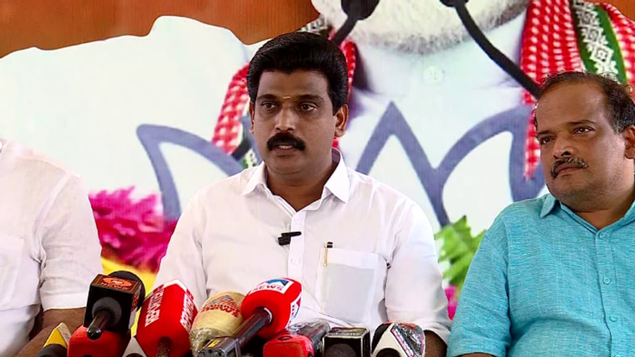 തൃശൂരിൽ താമര വിരിഞ്ഞപ്പോള് 3 പേരുടെ ചെവിയിൽ ചെമ്പരത്തിപൂ വിരിഞ്ഞു, പൂരം അട്ടിമറിച്ചത് എല്ഡിഎഫ്: ബിജെപി തൃശൂരിൽ താമര വിരിഞ്ഞപ്പോള് 3 പേരുടെ ചെവിയിൽ ചെമ്പരത്തിപൂ വിരിഞ്ഞു, പൂരം അട്ടിമറിച്ചത് എല്ഡിഎഫ്: ബിജെപി