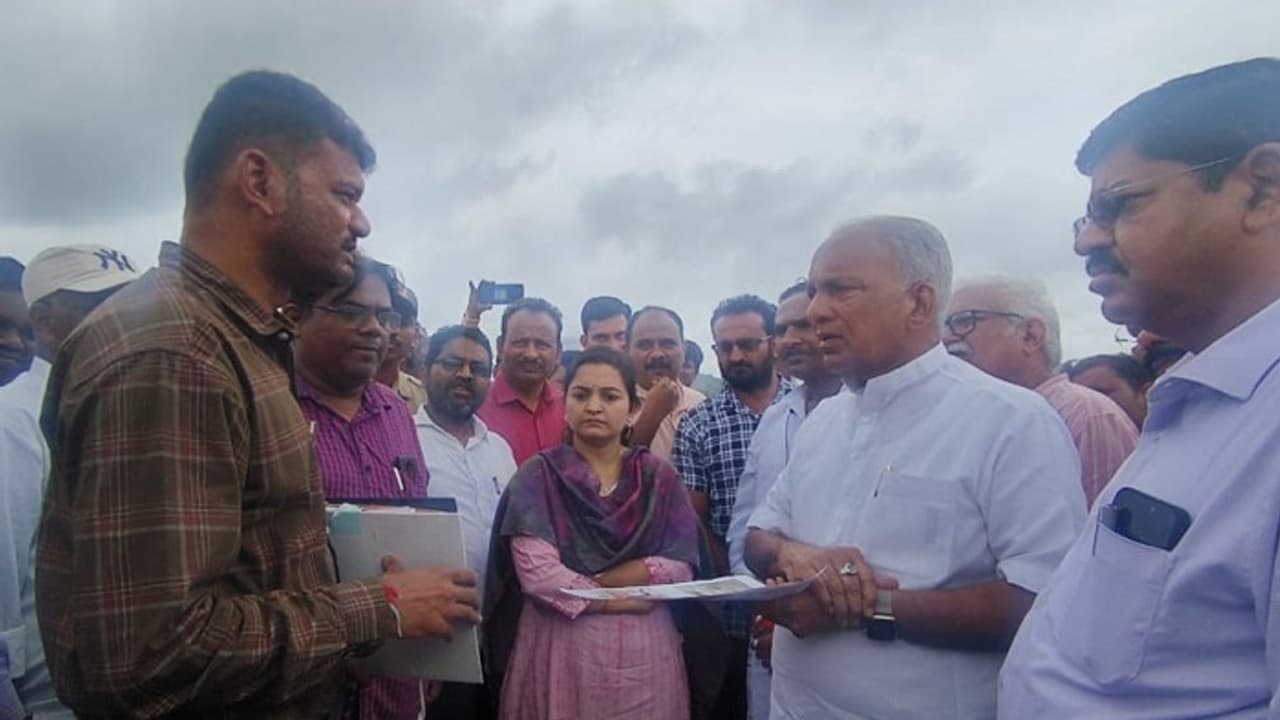 ರೈತರು ಇದ್ದರೆ ಮಾತ್ರ ನಾವು, ನೀವು: ಅಧಿಕಾರಿಗಳಿಗೆ ಸಚಿವ ಬೋಸರಾಜು ಕ್ಲಾಸ್..! ರೈತರು ಇದ್ದರೆ ಮಾತ್ರ ನಾವು, ನೀವು: ಅಧಿಕಾರಿಗಳಿಗೆ ಸಚಿವ ಬೋಸರಾಜು ಕ್ಲಾಸ್..!