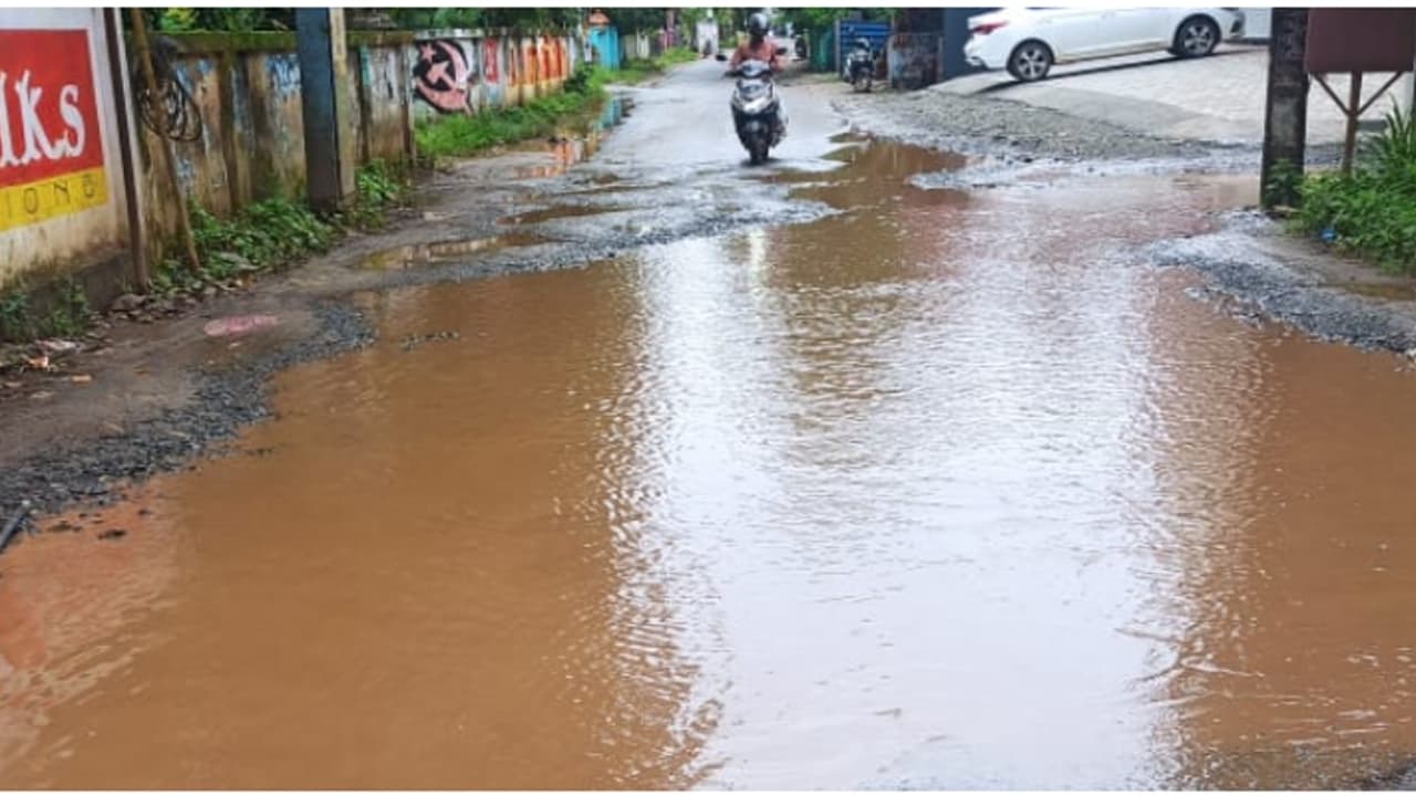 നല്ല ഒരു മഴ പെഴ്തതാ, പിന്നെ ഇതാ അവസ്ഥ! ഇനിയുമെത്ര നാൾ സഹിക്കണം ഈ യാത്ര ദുരിതം, ചോദ്യവുമായി നാരകത്തറക്കാർ