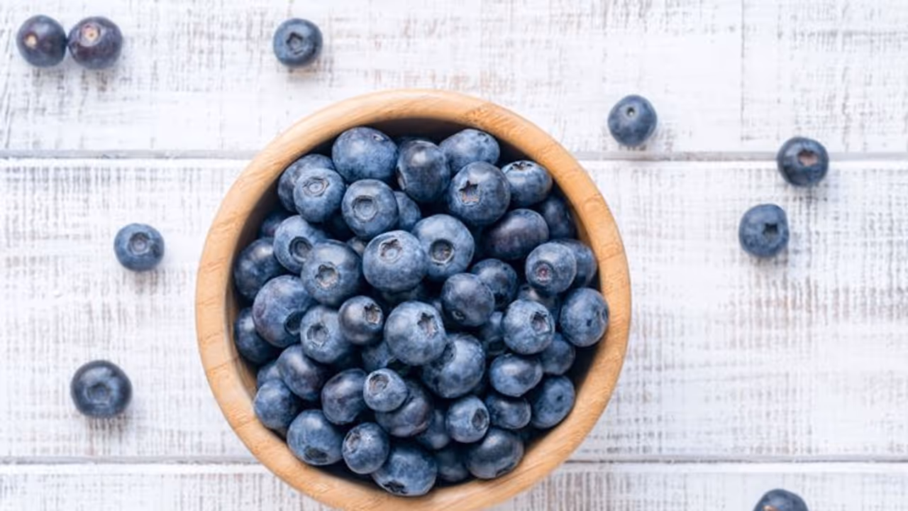 ഹൃദയത്തെ കാക്കും, പ്രതിരോധശേഷി കൂട്ടും ; അറിയാം ബ്ലൂബെറിയുടെ മറ്റ് ആരോഗ്യഗുണങ്ങൾ ഹൃദയത്തെ കാക്കും, പ്രതിരോധശേഷി കൂട്ടും ; അറിയാം ബ്ലൂബെറിയുടെ മറ്റ് ആരോഗ്യഗുണങ്ങൾ