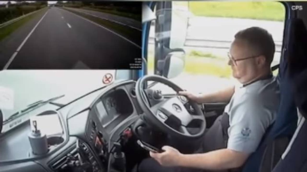 ഫോൺ നോക്കി വാഹനമോടിച്ച് ഡ്രൈവർ, ലോറി കുറ്റിക്കാട്ടിൽ, റോഡിലുണ്ടായിരുന്നവർ രക്ഷപ്പെട്ടത് തലനാരിഴക്ക്