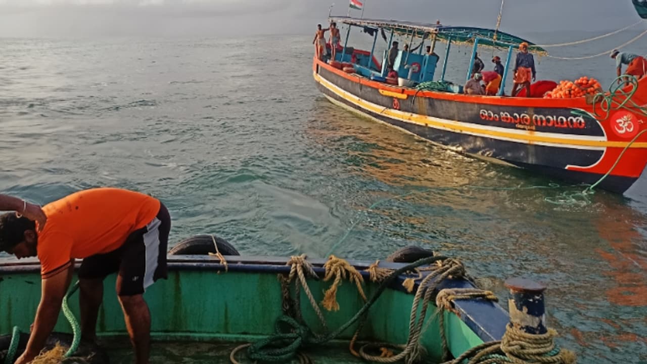 നടുക്കടലിൽ 'ഓംങ്കാര നാഥൻ' ബോട്ടിൽ നിന്ന് സന്ദേശമെത്തി, ഒറ്റനിമിഷം പാഴാക്കിയില്ല! പാഞ്ഞെത്തി രക്ഷിച്ചു നടുക്കടലിൽ 'ഓംങ്കാര നാഥൻ' ബോട്ടിൽ നിന്ന് സന്ദേശമെത്തി, ഒറ്റനിമിഷം പാഴാക്കിയില്ല! പാഞ്ഞെത്തി രക്ഷിച്ചു