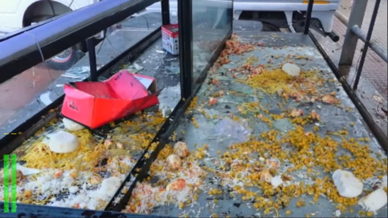 ഹോട്ടലിൽ പാർസൽ വാങ്ങാൻ വന്ന രണ്ട് യുവാക്കൾ തമ്മിൽ തർക്കം; ഒടുവിൽ ഹോട്ടൽ തന്നെ അടിച്ചുതകർത്തു ഹോട്ടലിൽ പാർസൽ വാങ്ങാൻ വന്ന രണ്ട് യുവാക്കൾ തമ്മിൽ തർക്കം; ഒടുവിൽ ഹോട്ടൽ തന്നെ അടിച്ചുതകർത്തു