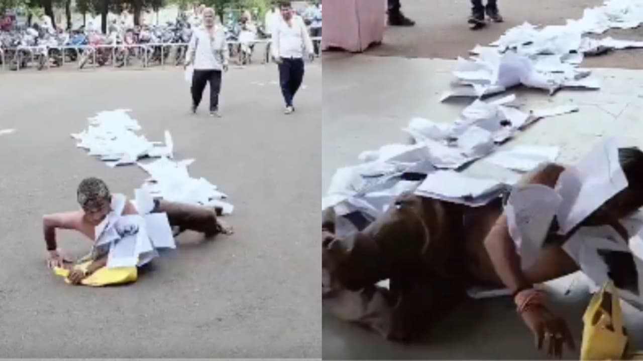 കഴുത്തിൽ കെട്ടിത്തൂക്കിയ രേഖകളുമായി കളക്ട്രേറ്റിൽ ഇഴഞ്ഞെത്തി വയോധികൻ; ഈ വ്യത്യസ്ത പ്രതിഷേധത്തിനൊരു കാരണമുണ്ട് കഴുത്തിൽ കെട്ടിത്തൂക്കിയ രേഖകളുമായി കളക്ട്രേറ്റിൽ ഇഴഞ്ഞെത്തി വയോധികൻ; ഈ വ്യത്യസ്ത പ്രതിഷേധത്തിനൊരു കാരണമുണ്ട്