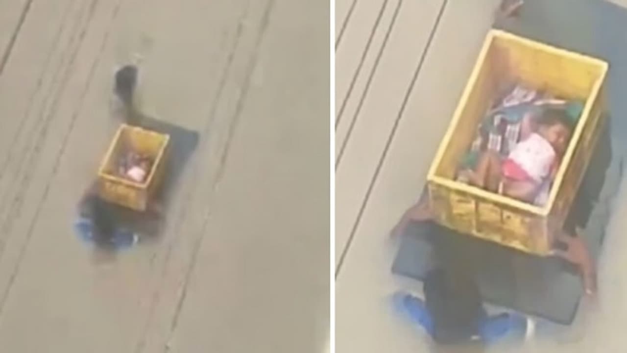 Viral Video: ಕುತ್ತಿಗೆವರರೆಗೆ ಬಂದ ಪ್ರವಾಹದ ನೀರಿನಲ್ಲಿ ನವಜಾತ ಶಿಶುವನ್ನು ಕ್ರೇಟ್ನಲ್ಲಿ ಸಾಗಿಸಿದ ವ್ಯಕ್ತಿ! Viral Video: ಕುತ್ತಿಗೆವರರೆಗೆ ಬಂದ ಪ್ರವಾಹದ ನೀರಿನಲ್ಲಿ ನವಜಾತ ಶಿಶುವನ್ನು ಕ್ರೇಟ್ನಲ್ಲಿ ಸಾಗಿಸಿದ ವ್ಯಕ್ತಿ!