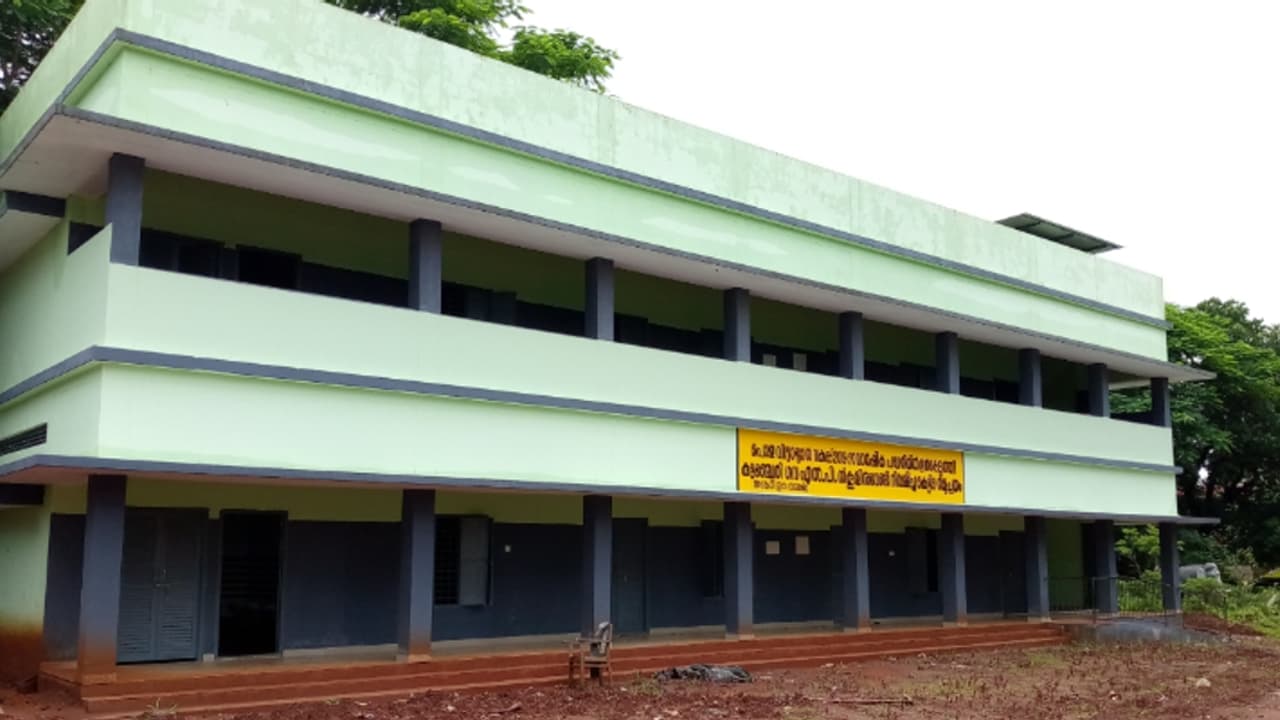 തൃശൂരിൽ സർക്കാർ സ്കൂളിനായി നിർമ്മിച്ച പുതിയ കെട്ടിടത്തിൽ നിന്ന് ഫാനുകളും ലൈറ്റുകളും ഊരി കൊണ്ടുപോകാന് ശ്രമം തൃശൂരിൽ സർക്കാർ സ്കൂളിനായി നിർമ്മിച്ച പുതിയ കെട്ടിടത്തിൽ നിന്ന് ഫാനുകളും ലൈറ്റുകളും ഊരി കൊണ്ടുപോകാന് ശ്രമം