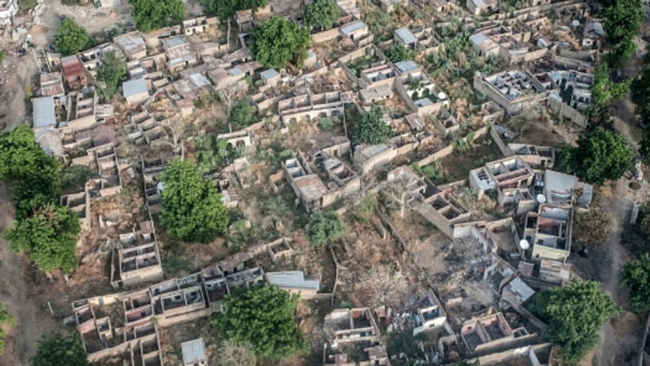 റൈഫിളുകളും ഗ്രനേഡുമായി ഇരച്ചെത്തി ബോക്കോ ഹറാം തീവ്രവാദികൾ, വീടുകൾക്കും കടകകൾക്കും തീയിട്ടു, കൊന്നത് 80 പേരെ റൈഫിളുകളും ഗ്രനേഡുമായി ഇരച്ചെത്തി ബോക്കോ ഹറാം തീവ്രവാദികൾ, വീടുകൾക്കും കടകകൾക്കും തീയിട്ടു, കൊന്നത് 80 പേരെ