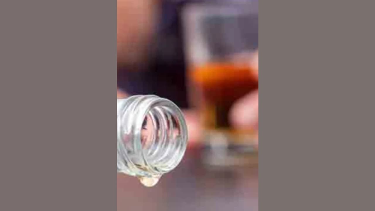 സ്കൂട്ടറിൽ കറങ്ങി നടന്ന് മദ്യവിൽപ്പന: തിരുവനന്തപുരത്ത് 44കാരൻ പിടിയിൽ സ്കൂട്ടറിൽ കറങ്ങി നടന്ന് മദ്യവിൽപ്പന: തിരുവനന്തപുരത്ത് 44കാരൻ പിടിയിൽ