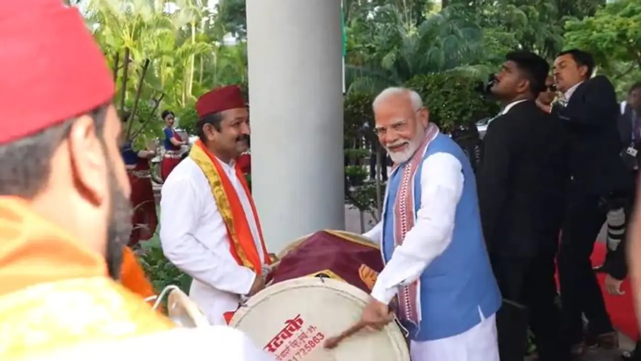 PM Modi tries playing 'Dhol' during welcome in Singapore; video goes viral (WATCH)