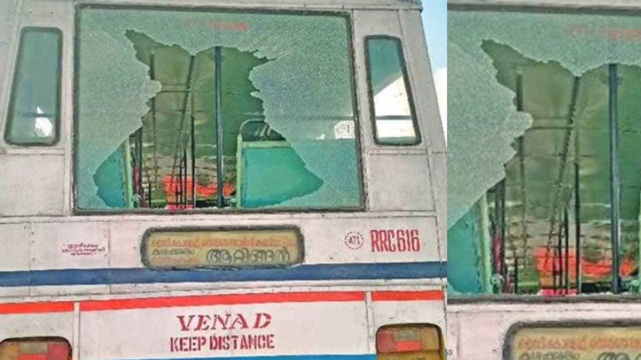 റോഡിൽ എത്ര കുഴിയുണ്ട്, എപ്പോൾ നന്നാക്കും? ബസിന്റെ ചില്ലു പൊട്ടി വിദ്യാർത്ഥി റോഡിൽ വീണ സംഭവത്തിൽ അന്വേഷണം റോഡിൽ എത്ര കുഴിയുണ്ട്, എപ്പോൾ നന്നാക്കും? ബസിന്റെ ചില്ലു പൊട്ടി വിദ്യാർത്ഥി റോഡിൽ വീണ സംഭവത്തിൽ അന്വേഷണം