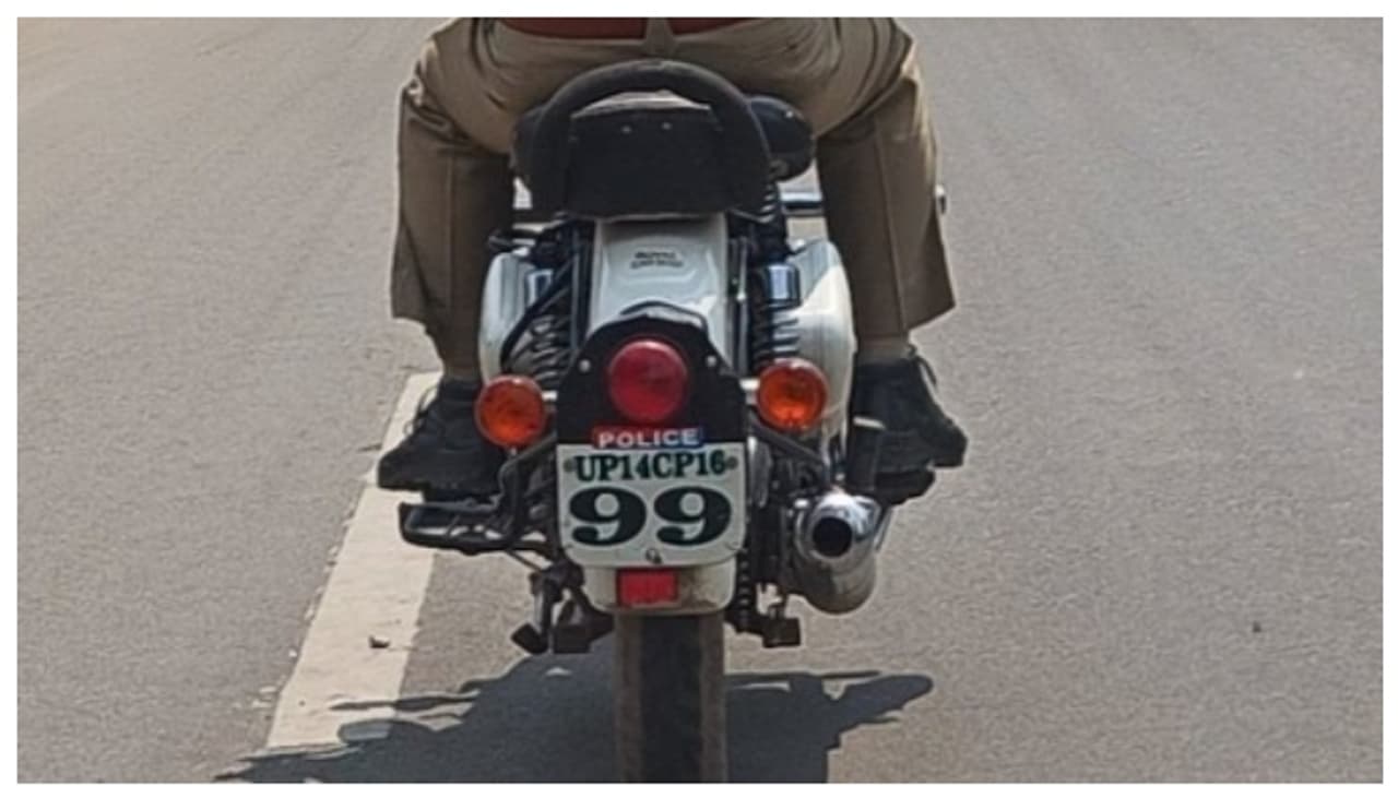 സമൂഹ മാധ്യമ ഉപയോക്താവിന്‍റെ പരാതി; നമ്പർ പ്ലേറ്റ് നിയമ ലംഘിച്ചതിന് എട്ടിന്‍റെ പണി വാങ്ങി പോലീസ് ഉദ്യോഗസ്ഥൻ