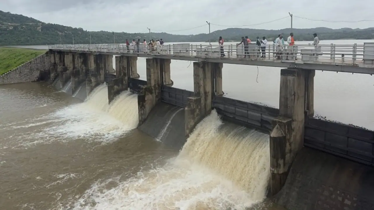 ಯಾದಗಿರಿ: ಭಾರೀ ಮಳೆಗೆ ರೈತರ ಜೀವನಾಡಿ ಹತ್ತಿಕುಣಿ ಡ್ಯಾಂ ಭರ್ತಿ..!