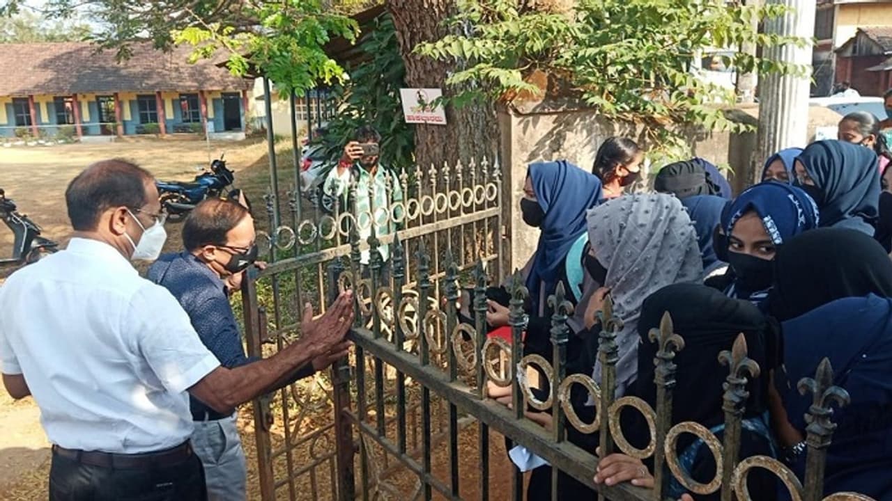 Udupi: ಉತ್ತಮ ಶಿಕ್ಷಕ ಪ್ರಶಸ್ತಿಗೂ ತಟ್ಟಿದ ಹಿಜಾಬ್‌ ವಿವಾದ, ಅವಾರ್ಡ್‌ ಘೋಷಿಸಿದ ಬಳಿಕ ತಡೆಹಿಡಿದ ಸರ್ಕಾರ!