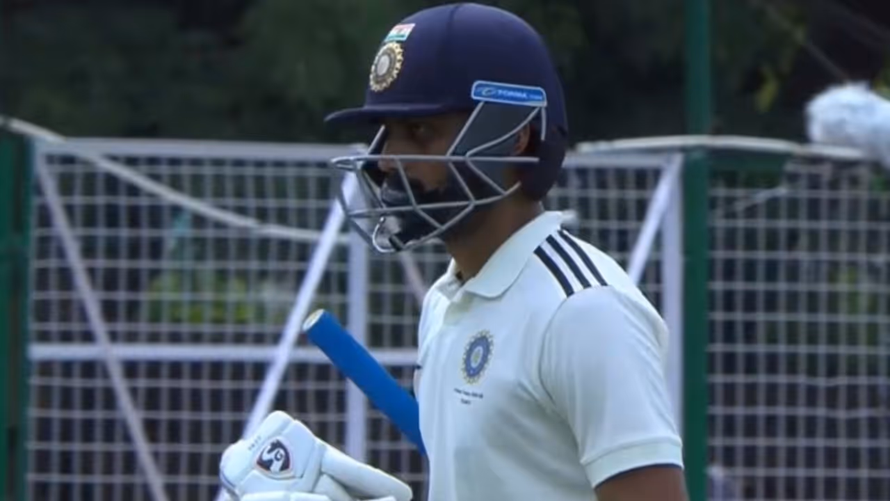 ദുലീപ് ട്രോഫി: ഒറ്റയ്ക്ക് പൊരുതി അക്സർ പട്ടേൽ, ശ്രേയസിനും പടിക്കലിനും നിരാശ; ഇന്ത്യ ഡി 164ന് പുറത്ത് ദുലീപ് ട്രോഫി: ഒറ്റയ്ക്ക് പൊരുതി അക്സർ പട്ടേൽ, ശ്രേയസിനും പടിക്കലിനും നിരാശ; ഇന്ത്യ ഡി 164ന് പുറത്ത്