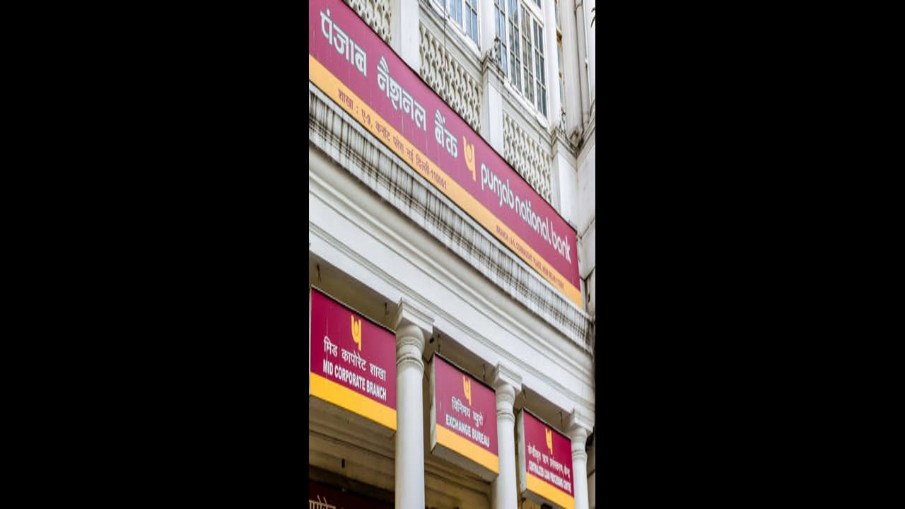 பங்குச் சந்தையில் ஏற்றம் கண்ட 2 வங்கிப் பங்குகள்; வாங்கலாமா? பங்குச் சந்தையில் ஏற்றம் கண்ட 2 வங்கிப் பங்குகள்; வாங்கலாமா?