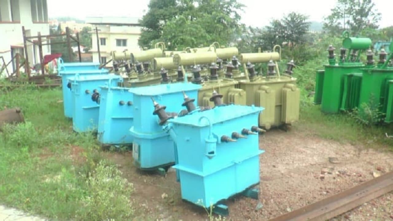 ಕೊಡಗಿನಲ್ಲಿ ಸುರಿದ ಭಾರೀ ಮಳೆಗೆ ಧರೆಗುರುಳಿವೆ 3,077 ವಿದ್ಯುತ್ ಕಂಬಗಳು: 4.83 ಕೋಟಿ ರೂಪಾಯಿ ನಷ್ಟ ಕೊಡಗಿನಲ್ಲಿ ಸುರಿದ ಭಾರೀ ಮಳೆಗೆ ಧರೆಗುರುಳಿವೆ 3,077 ವಿದ್ಯುತ್ ಕಂಬಗಳು: 4.83 ಕೋಟಿ ರೂಪಾಯಿ ನಷ್ಟ