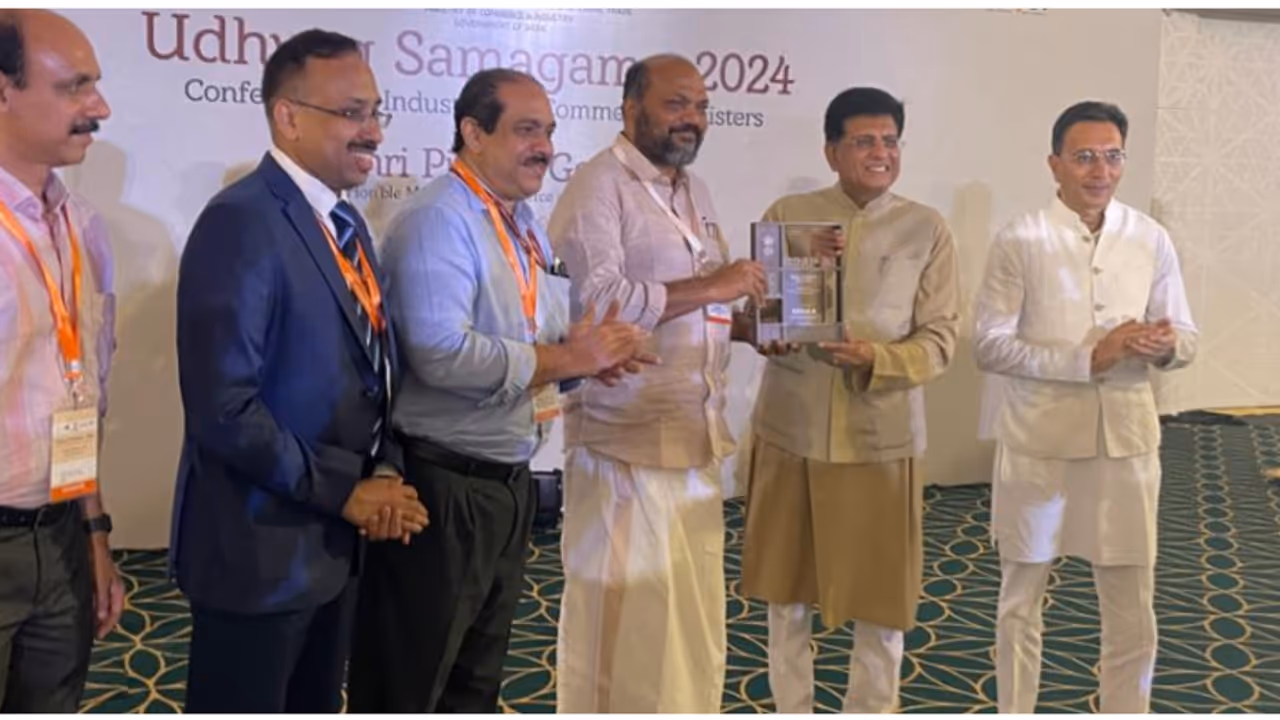 വ്യവസായ, പൗര സേവന പരിഷ്കാരങ്ങളില്‍ മികച്ച റാങ്കിങ് കൈവരിച്ച് കേരളം; മന്ത്രി പി രാജീവ് പുരസ്കാരം ഏറ്റുവാങ്ങി