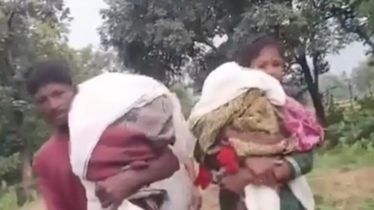 മരുന്നില്ല, ആംബുലൻസും; 2 മക്കളുടെ മൃതദേഹം ചുമന്ന് മാതാപിതാക്കൾ നടന്നത് 15 കിലോമീറ്റർ, ഉള്ളുപൊള്ളിക്കും വീഡിയോ മരുന്നില്ല, ആംബുലൻസും; 2 മക്കളുടെ മൃതദേഹം ചുമന്ന് മാതാപിതാക്കൾ നടന്നത് 15 കിലോമീറ്റർ, ഉള്ളുപൊള്ളിക്കും വീഡിയോ