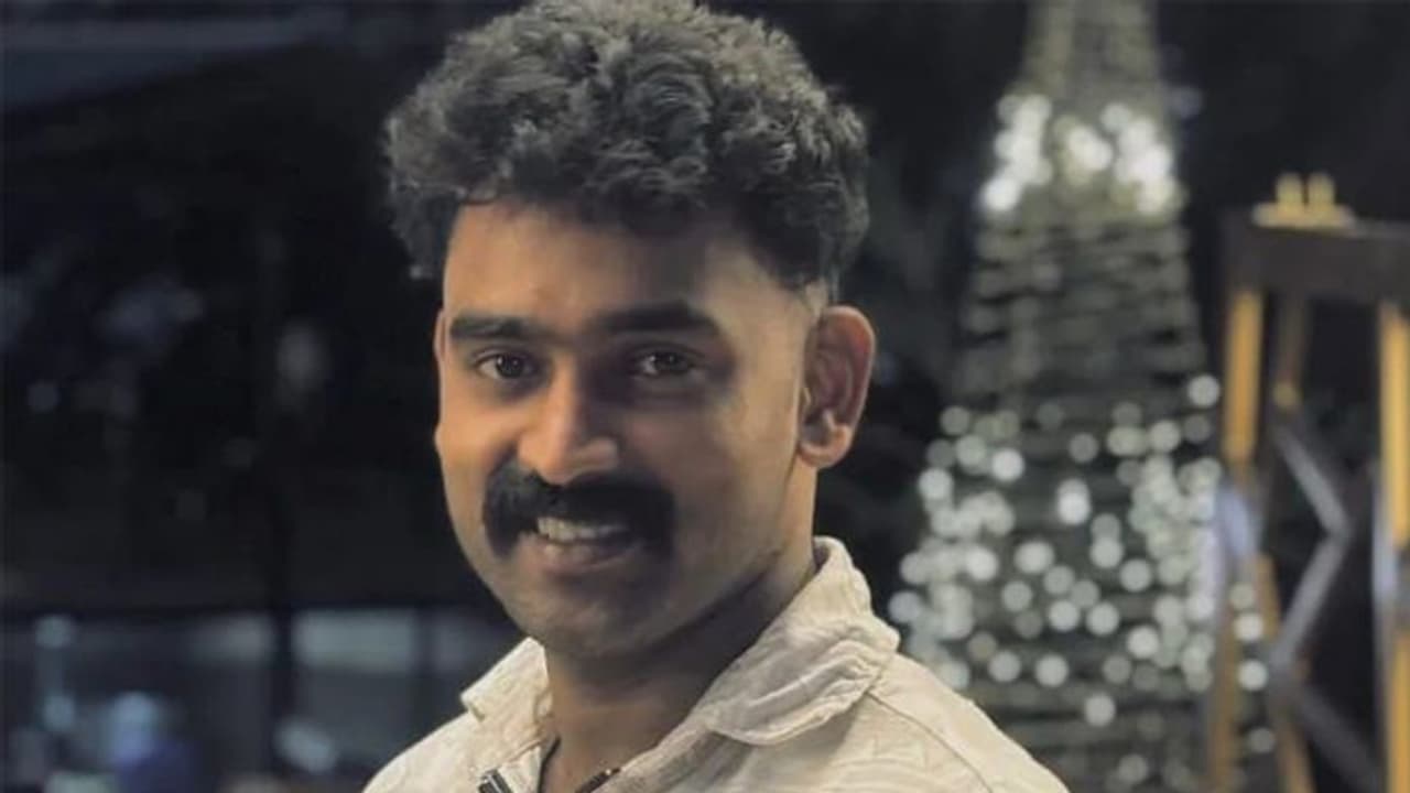 രോ​ഗിയായ സുഹൃത്തിനെ കാണാൻ ആശുപത്രിയിലെത്തി; കാന്റീനിൽ നിന്ന് ഷോക്കേറ്റ് യുവാവിന് ദാരുണാന്ത്യം