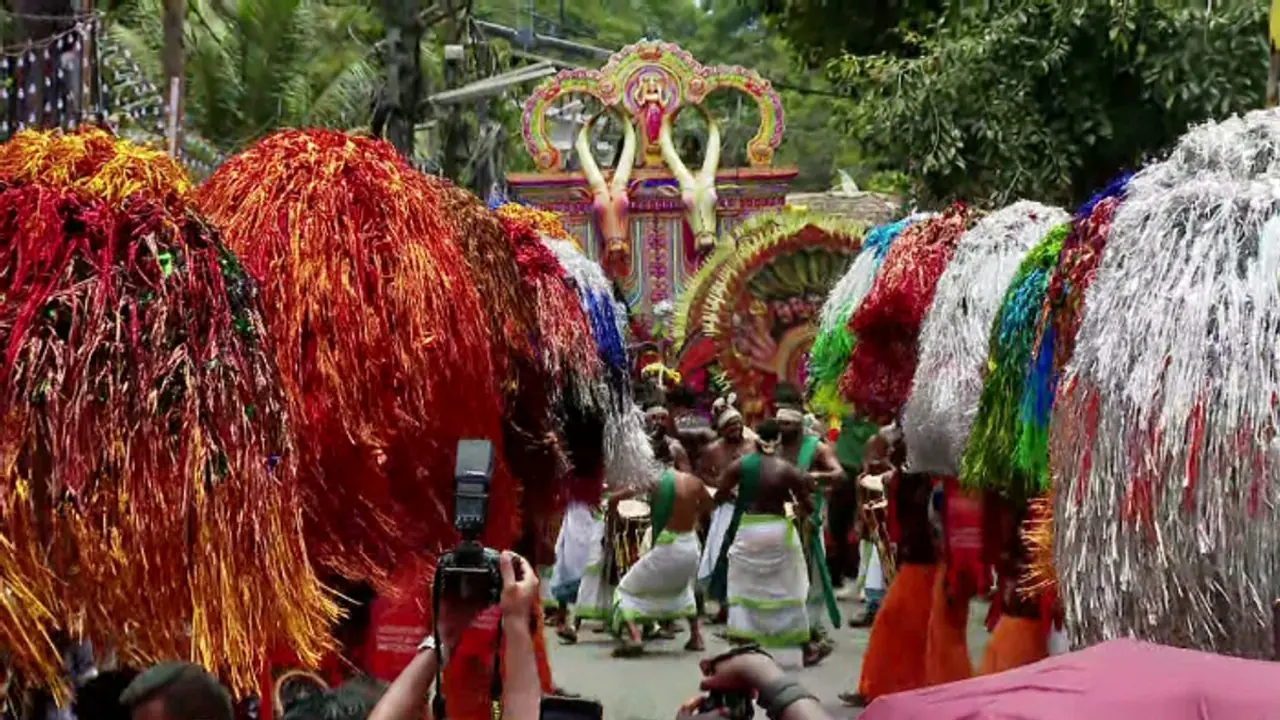 ഓണം വന്നേ! വര്ണാഭക്കാഴ്ചകളുമായി അത്തച്ചമയ ഘോഷയാത്ര, ആഘോഷ നിറവിൽ തൃപ്പൂണിത്തുറ, നാടെങ്ങും ആവേശം ഓണം വന്നേ! വര്ണാഭക്കാഴ്ചകളുമായി അത്തച്ചമയ ഘോഷയാത്ര, ആഘോഷ നിറവിൽ തൃപ്പൂണിത്തുറ, നാടെങ്ങും ആവേശം
