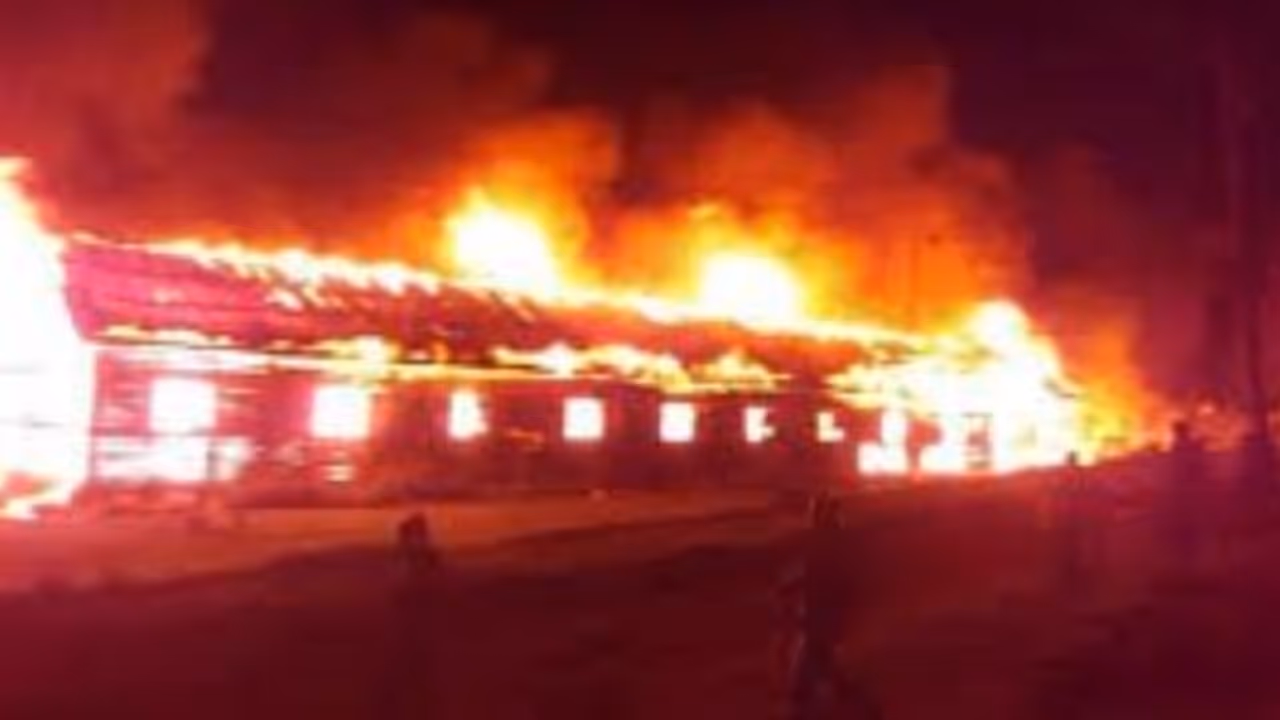 ഉറങ്ങുന്നതിനിടെ ഹോസ്റ്റൽ കെട്ടിടത്തിൽ തീ പടർന്നു, കത്തിക്കരിഞ്ഞ് 17 വിദ്യാർത്ഥികൾ, നിരവധിപ്പേർ ചികിത്സയിൽ ഉറങ്ങുന്നതിനിടെ ഹോസ്റ്റൽ കെട്ടിടത്തിൽ തീ പടർന്നു, കത്തിക്കരിഞ്ഞ് 17 വിദ്യാർത്ഥികൾ, നിരവധിപ്പേർ ചികിത്സയിൽ