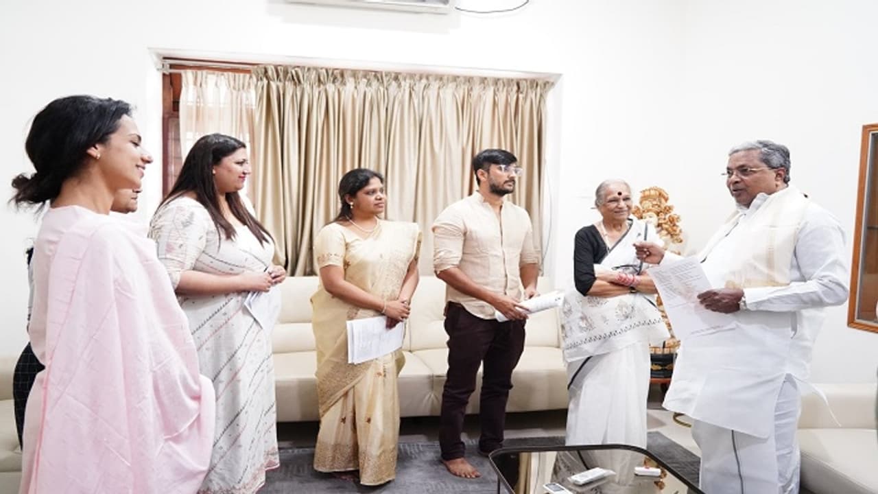 ಮಲಯಾಳಂ ಚಿತ್ರರಂಗದಲ್ಲಿ ನಟಿಯರಿಗೆ ಲೈಂಗಿಕ ಕಿರುಕುಳ: ಸಿಎಂಗೆ ಕನ್ನಡ ಚಿತ್ರರಂಗ ಮೊರೆ ಮಲಯಾಳಂ ಚಿತ್ರರಂಗದಲ್ಲಿ ನಟಿಯರಿಗೆ ಲೈಂಗಿಕ ಕಿರುಕುಳ: ಸಿಎಂಗೆ ಕನ್ನಡ ಚಿತ್ರರಂಗ ಮೊರೆ