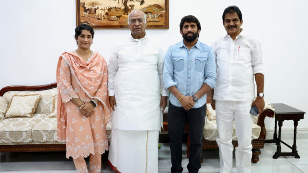 റെയില്വെയിലെ ജോലി രാജിവെച്ച് വിനേഷ് ഫോഗട്ട്; ഹരിയാന നിയമസഭാ തെരഞ്ഞെടുപ്പില് കോണ്ഗ്രസ് സ്ഥാനാര്ത്ഥിയാകും റെയില്വെയിലെ ജോലി രാജിവെച്ച് വിനേഷ് ഫോഗട്ട്; ഹരിയാന നിയമസഭാ തെരഞ്ഞെടുപ്പില് കോണ്ഗ്രസ് സ്ഥാനാര്ത്ഥിയാകും