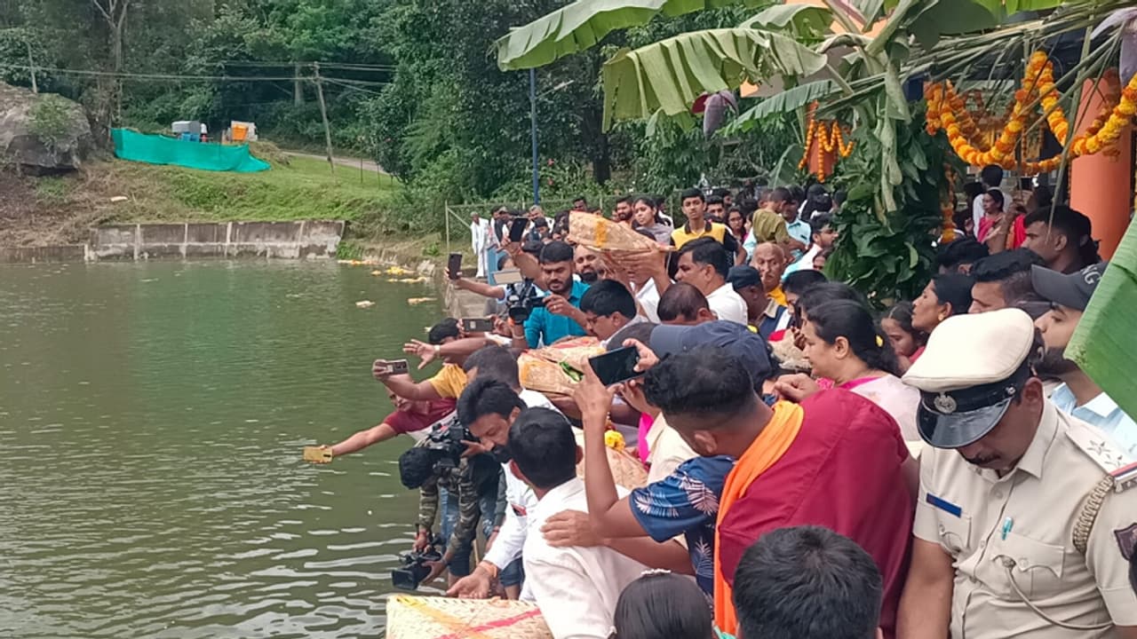 ಕೊಡಗಿನಲ್ಲಿ ಕಂಕಣ ಭಾಗ್ಯ, ಸಂತಾನ ಪ್ರಾಪ್ತಿಗೆ ಪ್ರಾರ್ಥಿಸಿದ ನವ ವಧುವರರು: ಬಾಗಿನ ಅರ್ಪಿಸಿದ ಶಾಸಕ ಮಂತರ್ ಗೌಡ ಕೊಡಗಿನಲ್ಲಿ ಕಂಕಣ ಭಾಗ್ಯ, ಸಂತಾನ ಪ್ರಾಪ್ತಿಗೆ ಪ್ರಾರ್ಥಿಸಿದ ನವ ವಧುವರರು: ಬಾಗಿನ ಅರ್ಪಿಸಿದ ಶಾಸಕ ಮಂತರ್ ಗೌಡ