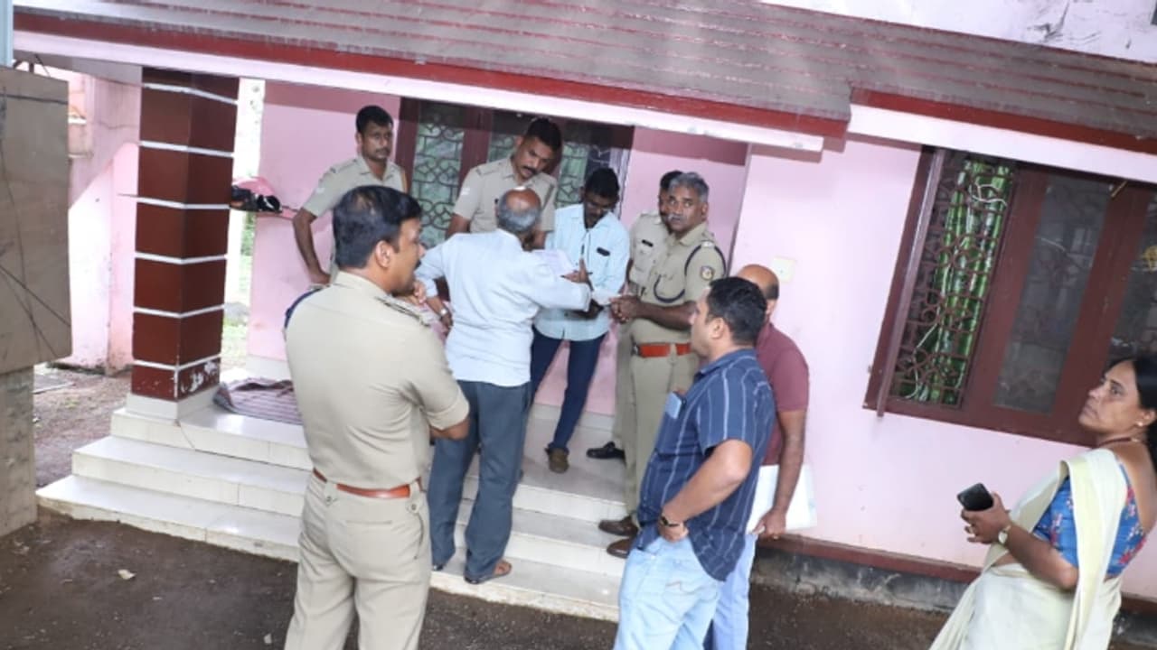 ഭാര്യയോടൊപ്പം 18000 മാസവാടകയ്ക്ക് വീടെടുത്തു, അയൽക്കാര്ക്ക് പോലും സംശയമില്ല, കണ്ടെത്തിയത് സ്പിരിറ്റ് ഗോഡൗൺ ഭാര്യയോടൊപ്പം 18000 മാസവാടകയ്ക്ക് വീടെടുത്തു, അയൽക്കാര്ക്ക് പോലും സംശയമില്ല, കണ്ടെത്തിയത് സ്പിരിറ്റ് ഗോഡൗൺ