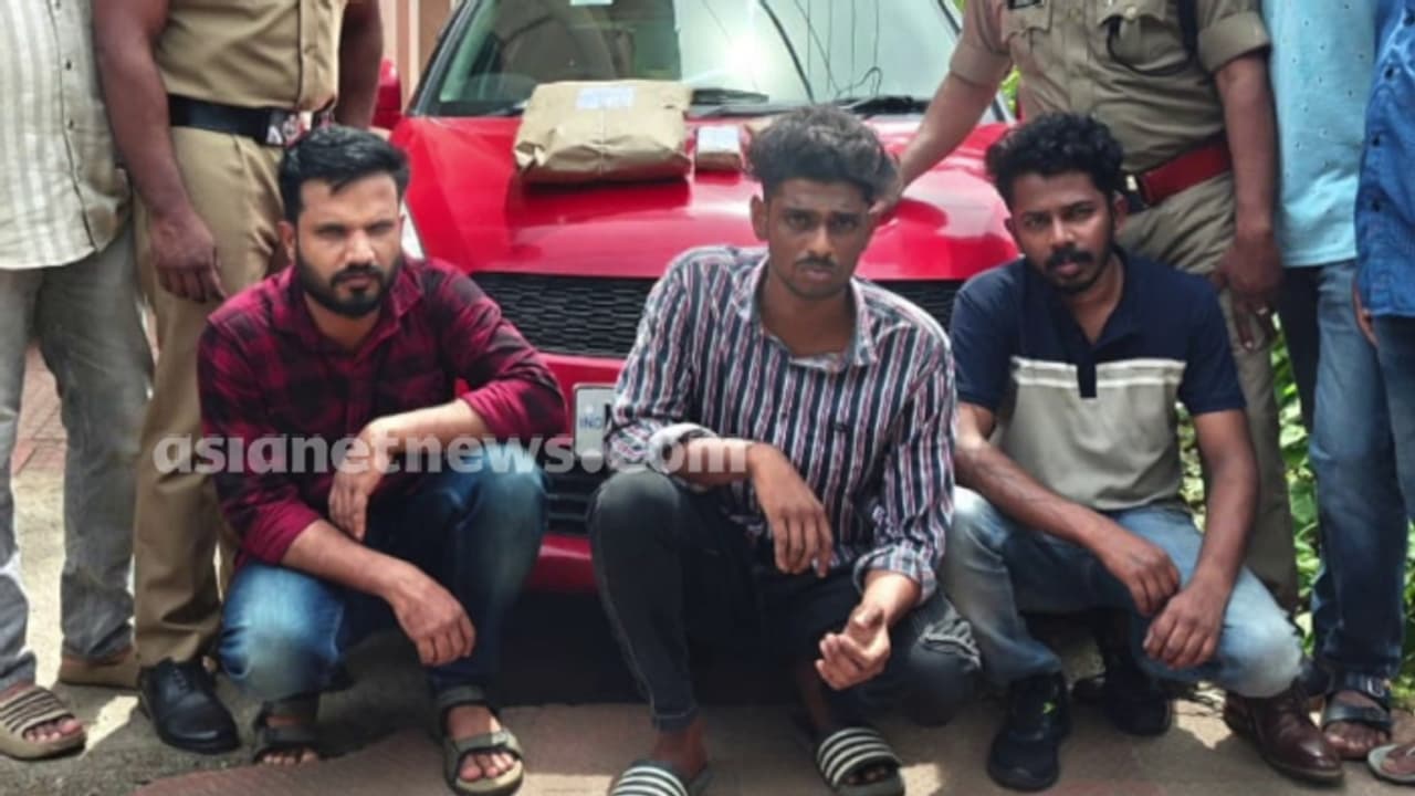 കാറിൽ മൂന്ന് പേർ, കൈയ്യിലുണ്ടായിരുന്നത് ഒറീസ ഗോൾഡ്; പരിശോധന കണ്ട് ഭയന്നു, പിന്തുടർന്ന് പിടിച്ച് എക്സൈസ് കാറിൽ മൂന്ന് പേർ, കൈയ്യിലുണ്ടായിരുന്നത് ഒറീസ ഗോൾഡ്; പരിശോധന കണ്ട് ഭയന്നു, പിന്തുടർന്ന് പിടിച്ച് എക്സൈസ്