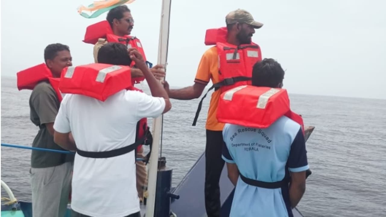 കടലിൽ മൃതദേഹം കണ്ടെന്ന് മത്സ്യബന്ധന തൊഴിലാളികൾ ; ബേപ്പൂർ വരെ തെരച്ചിൽ നടത്തി മറൈന് എന്ഫോഴ്സ്മെന്റ് കടലിൽ മൃതദേഹം കണ്ടെന്ന് മത്സ്യബന്ധന തൊഴിലാളികൾ ; ബേപ്പൂർ വരെ തെരച്ചിൽ നടത്തി മറൈന് എന്ഫോഴ്സ്മെന്റ്