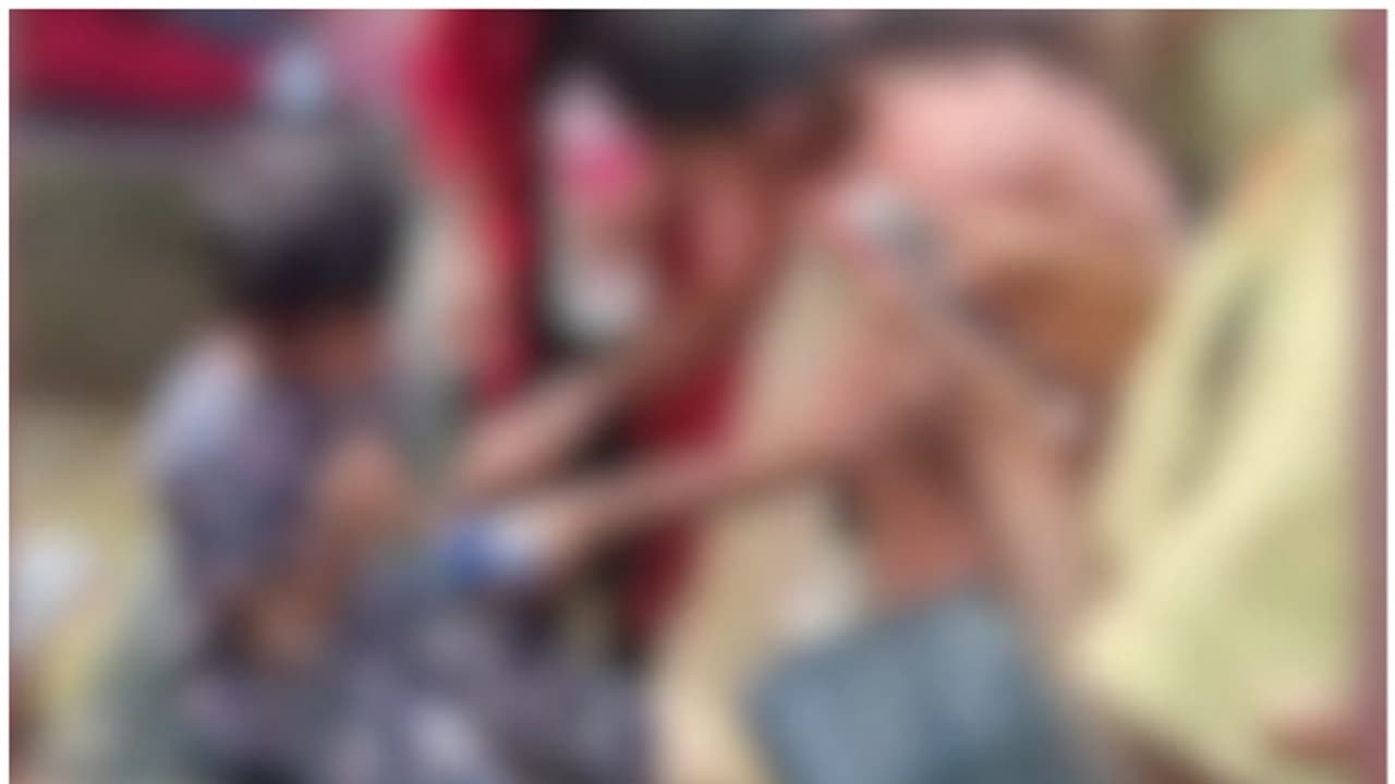 ദേശീയപാതയിൽ തമ്മിലടിച്ച് സ്ത്രീകളടക്കമുള്ള ആറംഗ സംഘം, സമീപത്ത് നിലവിളിച്ച് കുട്ടികൾ, കൊടുംകുറ്റവാളികൾ കുടുങ്ങി ദേശീയപാതയിൽ തമ്മിലടിച്ച് സ്ത്രീകളടക്കമുള്ള ആറംഗ സംഘം, സമീപത്ത് നിലവിളിച്ച് കുട്ടികൾ, കൊടുംകുറ്റവാളികൾ കുടുങ്ങി