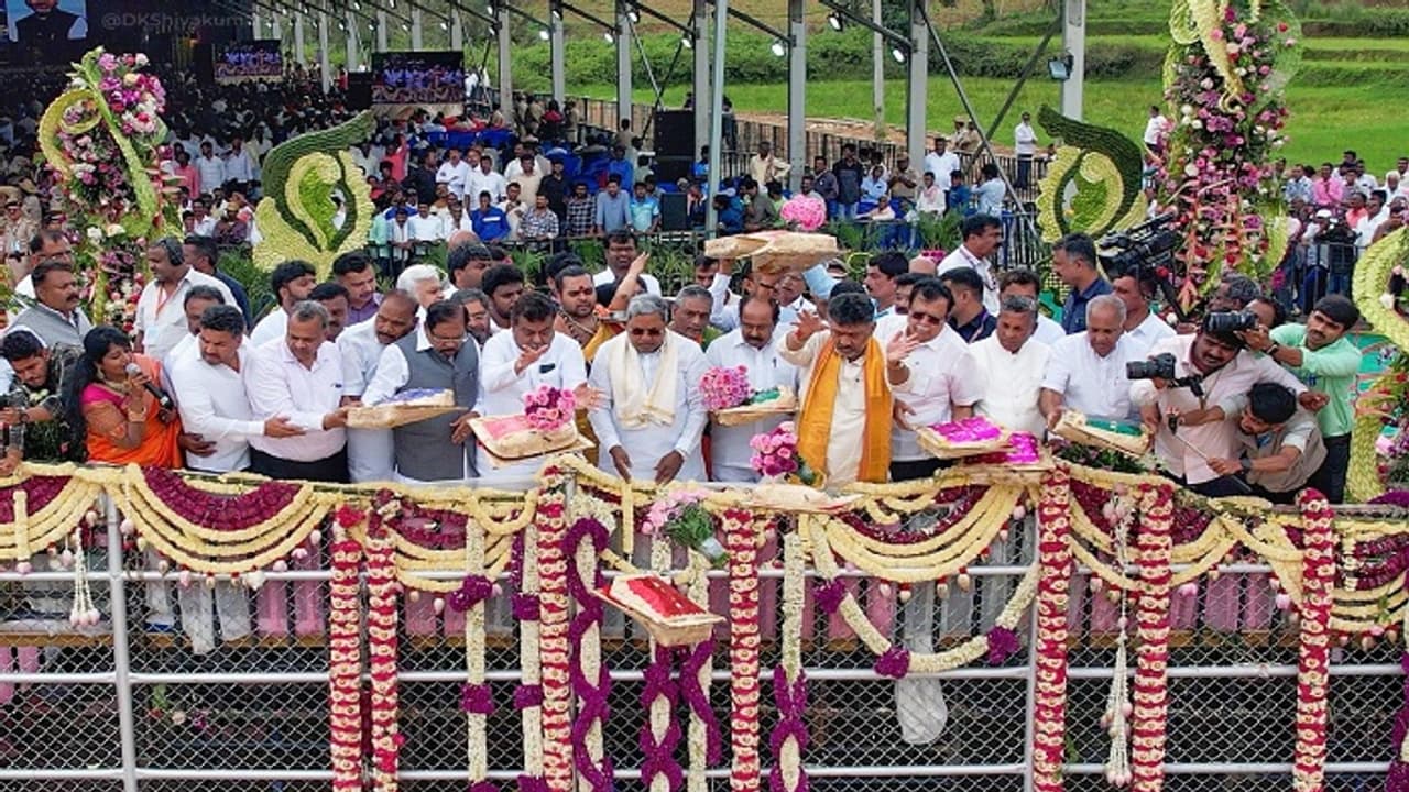 ಎತ್ತಿನಹೊಳೆ ಯೋಜನೆ ಲೋಕಾರ್ಪಣೆ: ಗೌರಿಹಬ್ಬದಂದೇ ಹರಿದ ಗಂಗೆ, 2ನೇ ಹಂತ ನಾನೇ ಉದ್ಘಾಟಿಸುವೆ ಎಂದ ಸಿದ್ದು..! ಎತ್ತಿನಹೊಳೆ ಯೋಜನೆ ಲೋಕಾರ್ಪಣೆ: ಗೌರಿಹಬ್ಬದಂದೇ ಹರಿದ ಗಂಗೆ, 2ನೇ ಹಂತ ನಾನೇ ಉದ್ಘಾಟಿಸುವೆ ಎಂದ ಸಿದ್ದು..!
