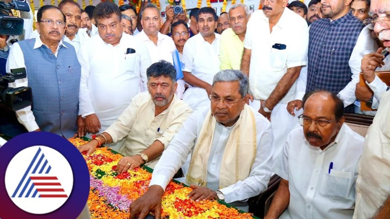 'ಸಿಟ್ಟಾಗಬೇಡ್ರಿ ಮುನಿಯಪ್ಪ, ಯಾಕ್ರೀ ರೈಜ್ ಆಗ್ತೀರಾ?' ಎತ್ತಿನಹೊಳೆ ಉದ್ಘಾಟನೆ ವೇಳೆ ಮುನಿಸಿಕೊಂಡ ಮುನಿಯಪ್ಪಗೆ ಸಿಎಂ ಸಮಾಧಾನ